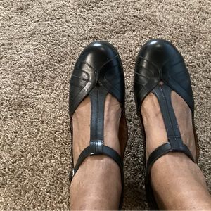Black Rockport 2 inch heel shoes